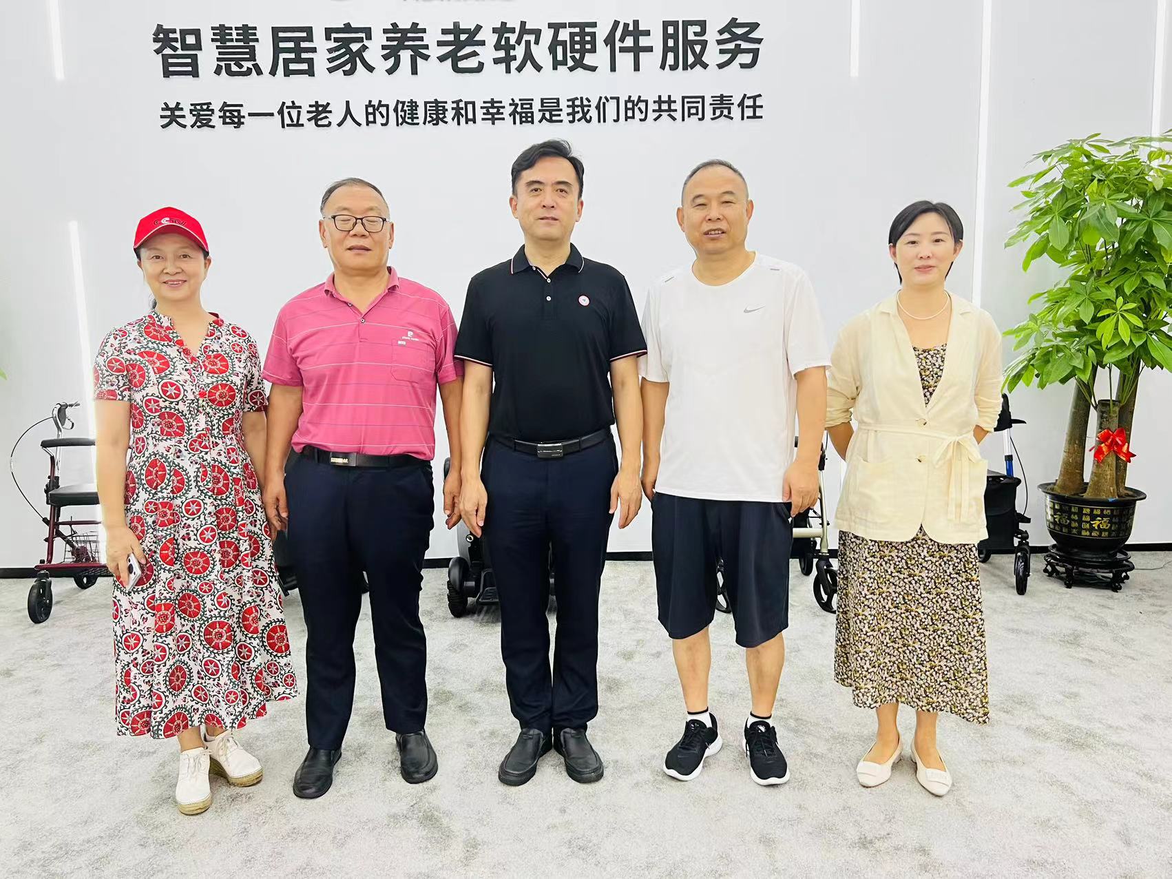 我國著名品牌策劃專家李長征等深入醫(yī)迪康科技考察調(diào)研，一批高科技康復(fù)養(yǎng)老產(chǎn)品走向市場！